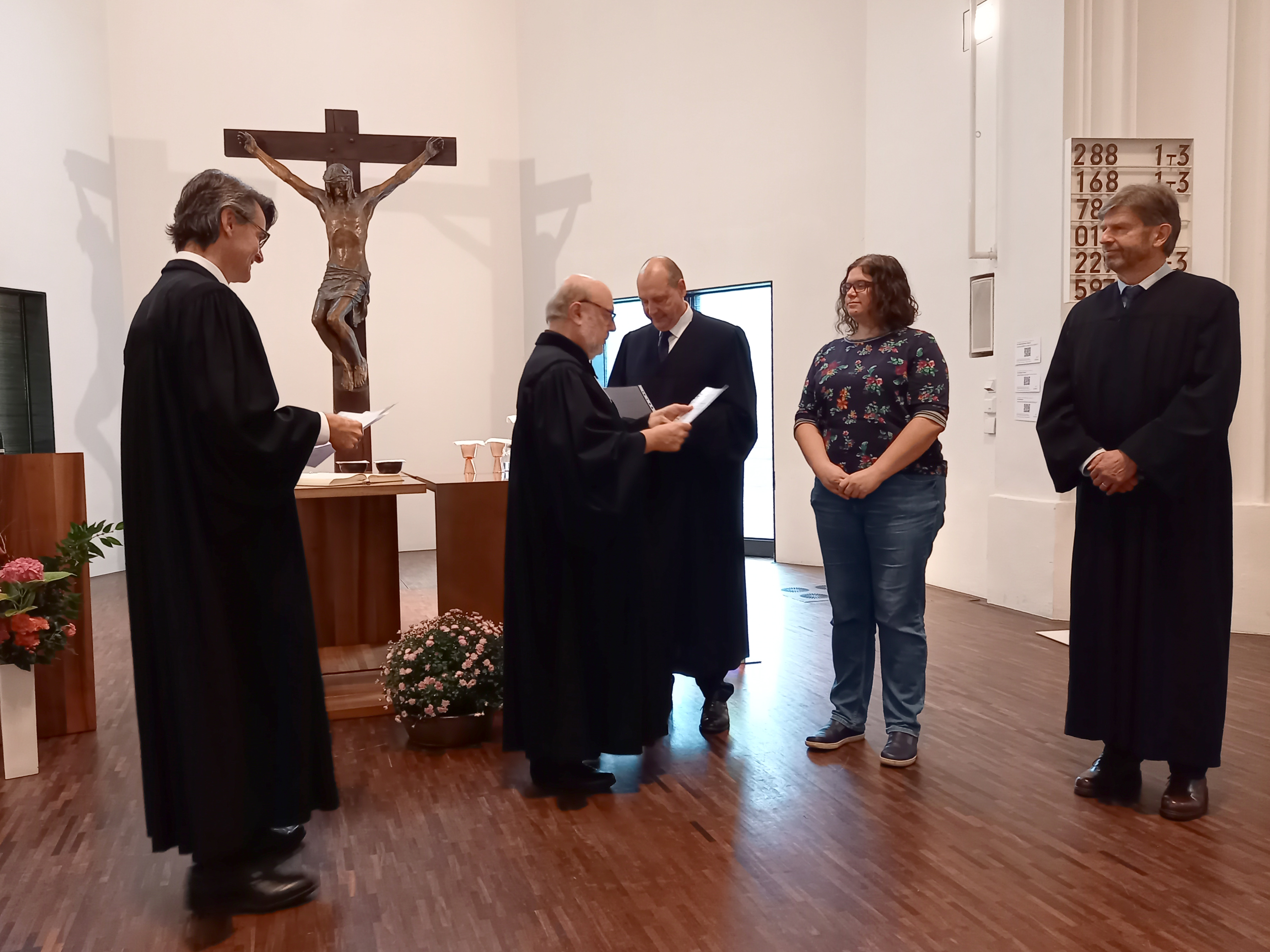 3 Bilder aus dem Gemeindeleben der Christuskirche: Gottesdienst, Taufe und Außenansicht der Kirche